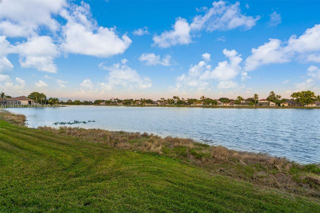 714 Heritage Dr, Weston, FL 33326