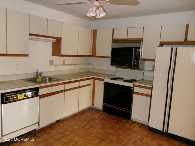 6 Harrow Place, Manchester, NJ 08759