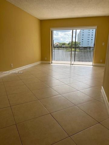 2226 N Cypress Bend Dr 210, Pompano Beach, FL 33069
