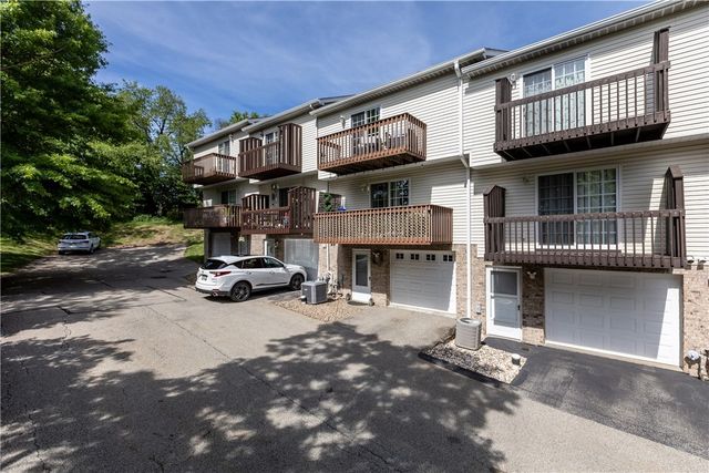 110 Longvue Dr, White Oak, PA 15131