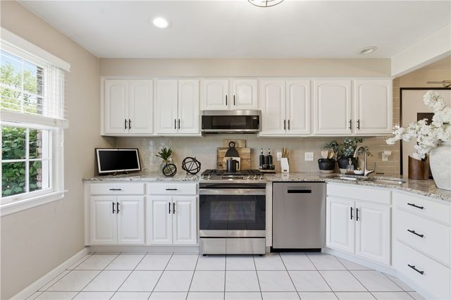 110 Longvue Dr, White Oak, PA 15131