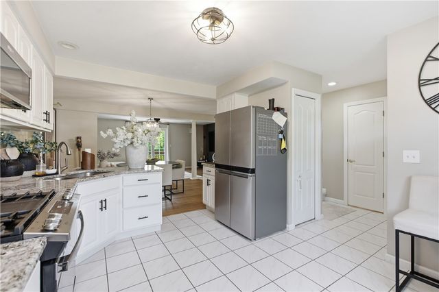 110 Longvue Dr, White Oak, PA 15131
