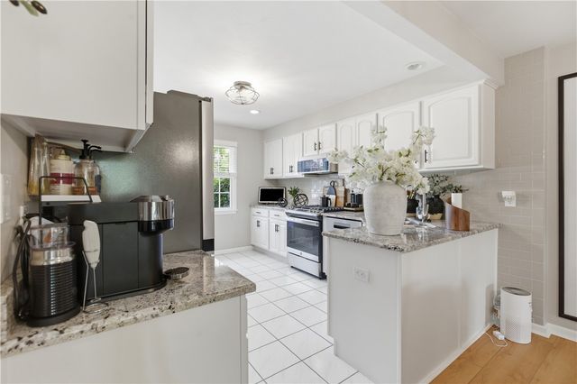 110 Longvue Dr, White Oak, PA 15131