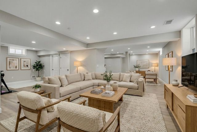 405 Parker St 405, Newton, MA 02459