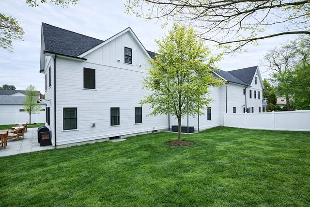 405 Parker St 405, Newton, MA 02459