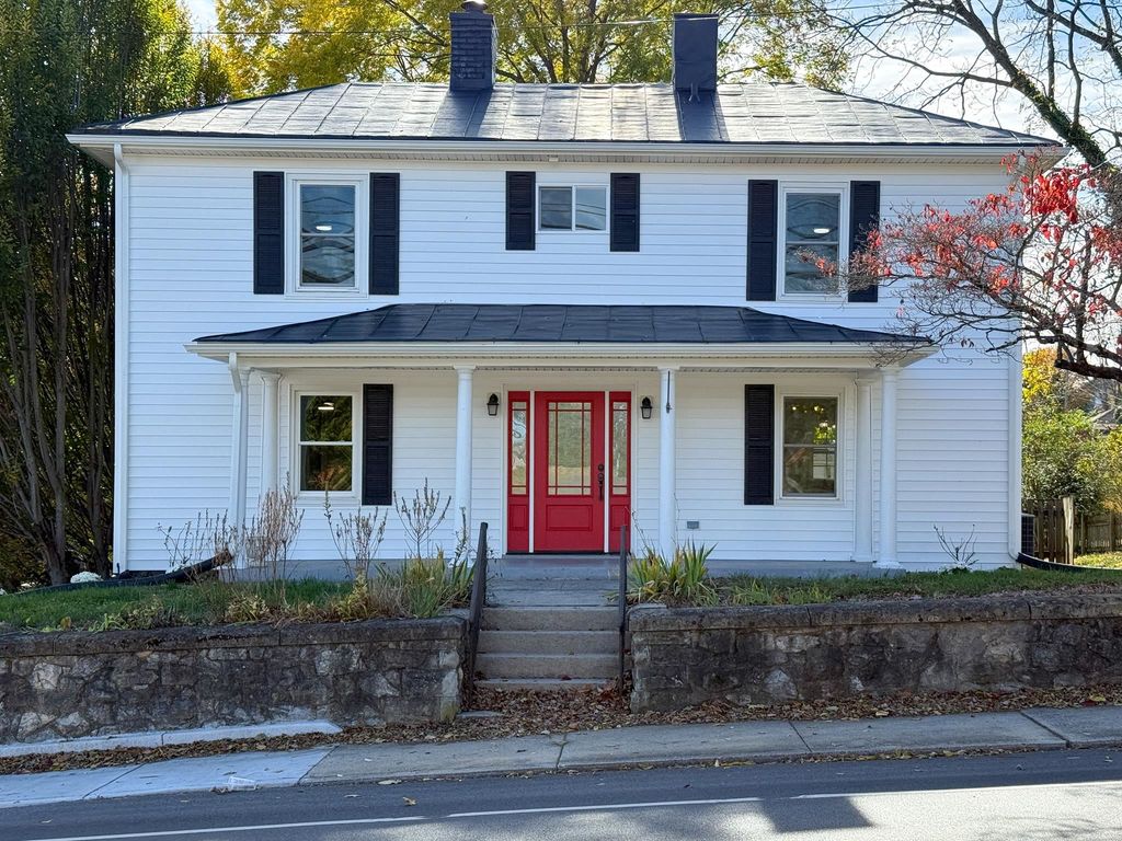 1202 W BEVERLEY ST, Staunton, VA 24401