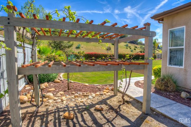 6605 Montagna Drive, Bakersfield, CA 93306