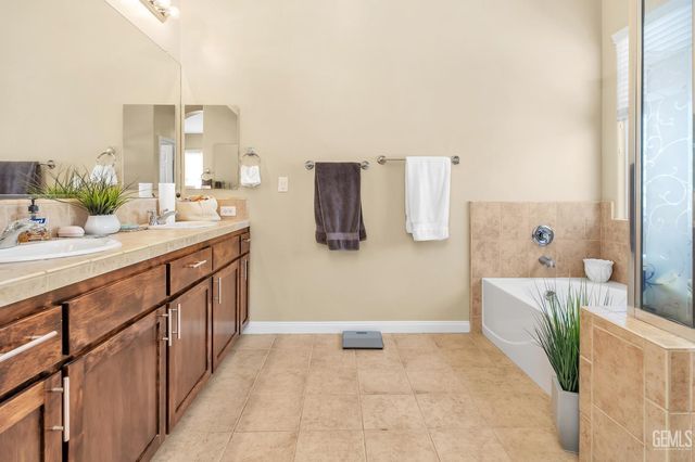 6605 Montagna Drive, Bakersfield, CA 93306