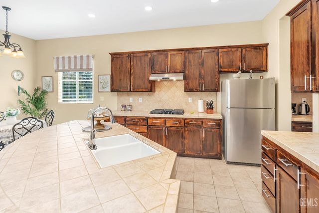 6605 Montagna Drive, Bakersfield, CA 93306