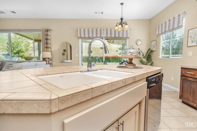 6605 Montagna Drive, Bakersfield, CA 93306