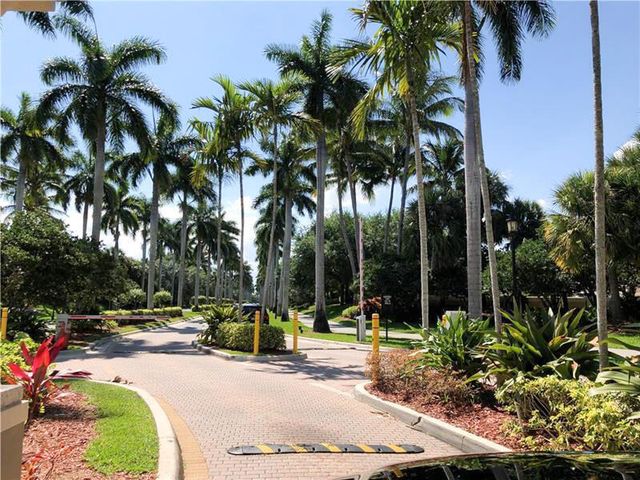 5463 Queenship Court, Greenacres, FL 33463