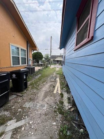 6617 Avenue H, Houston, TX 77011