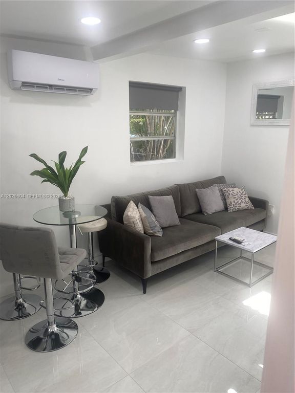 1710 Michigan Ave Guest House, Miami Beach, FL 33139