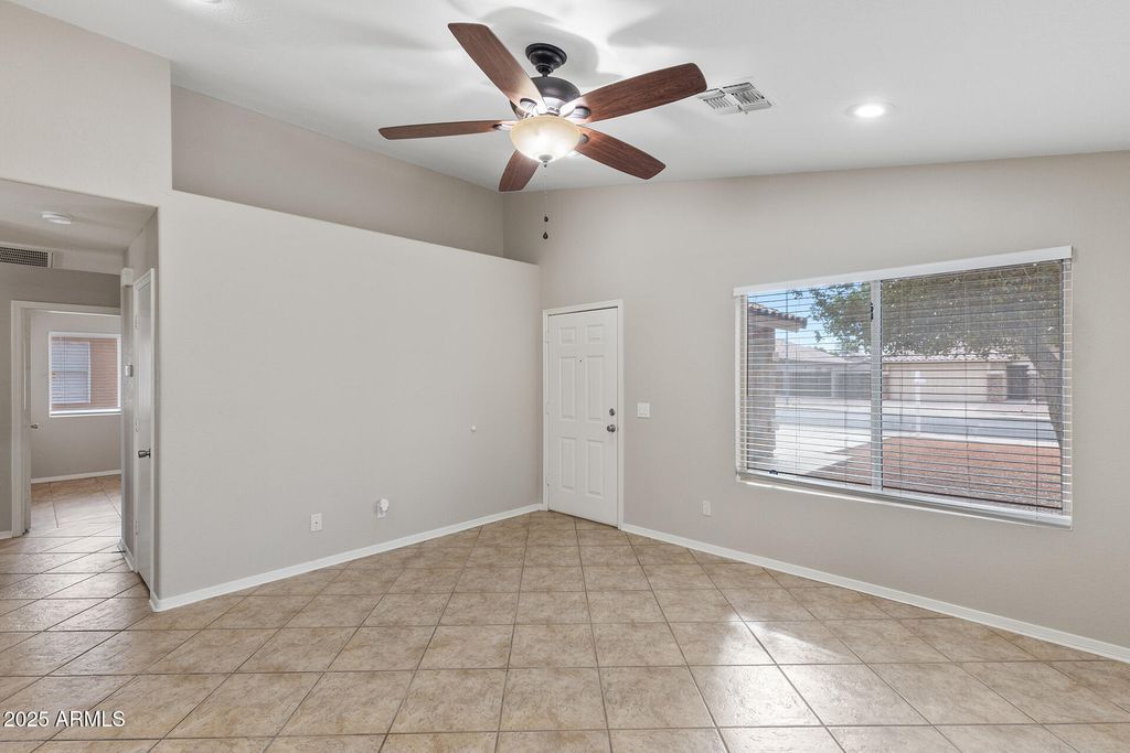 Image 11 of property listing at 8658 E CAPRI Avenue, Mesa, AZ 85208