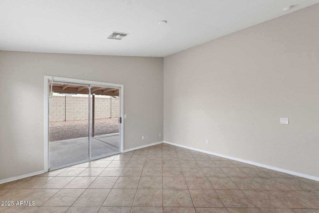 Image 14 of property listing at 8658 E CAPRI Avenue, Mesa, AZ 85208