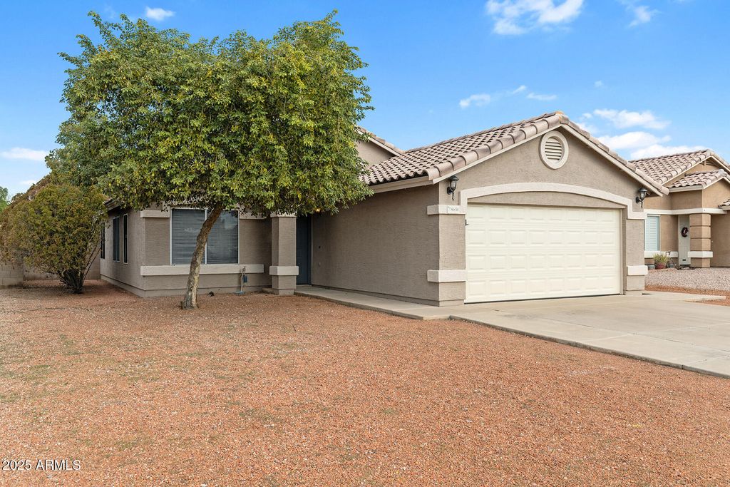 Image 5 of property listing at 8658 E CAPRI Avenue, Mesa, AZ 85208