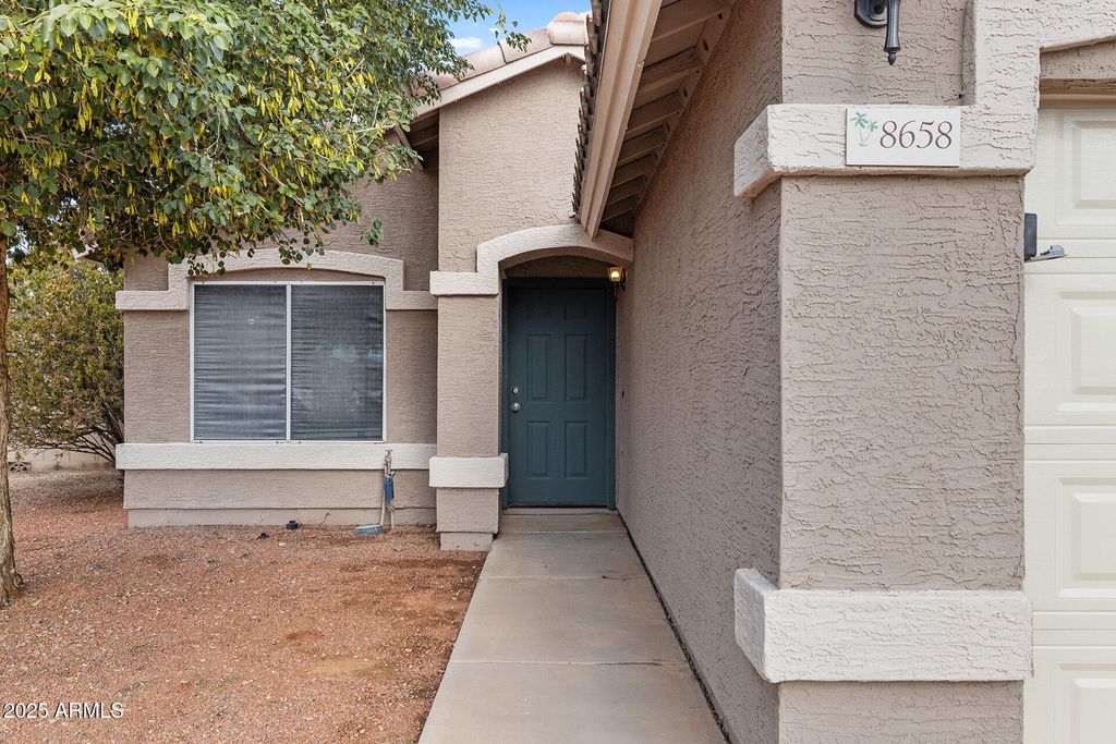 Image 7 of property listing at 8658 E CAPRI Avenue, Mesa, AZ 85208