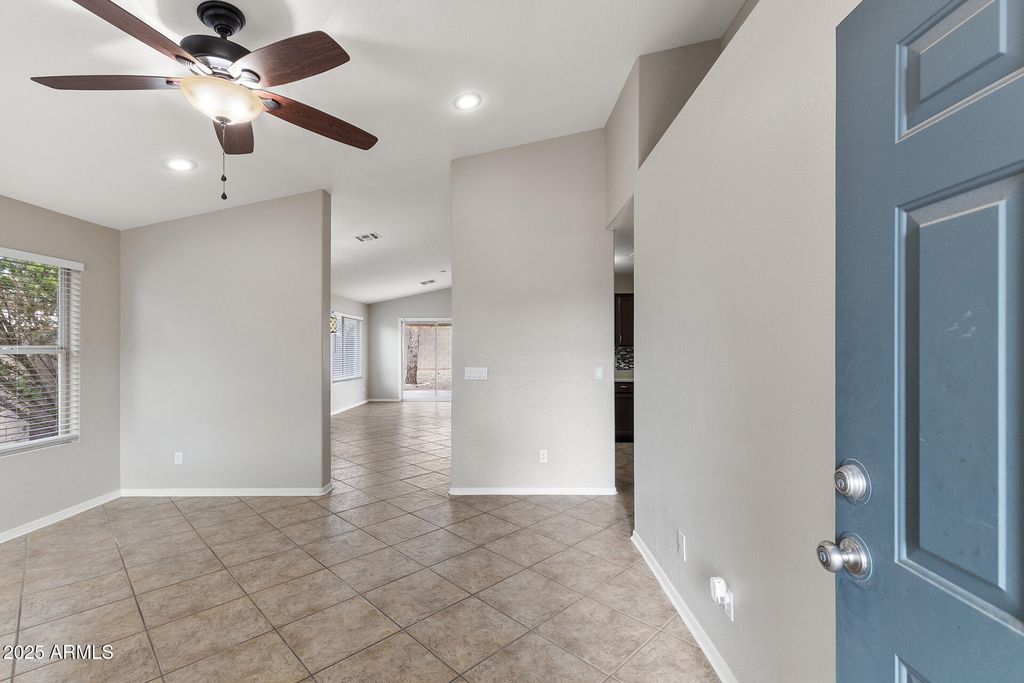 Image 8 of property listing at 8658 E CAPRI Avenue, Mesa, AZ 85208