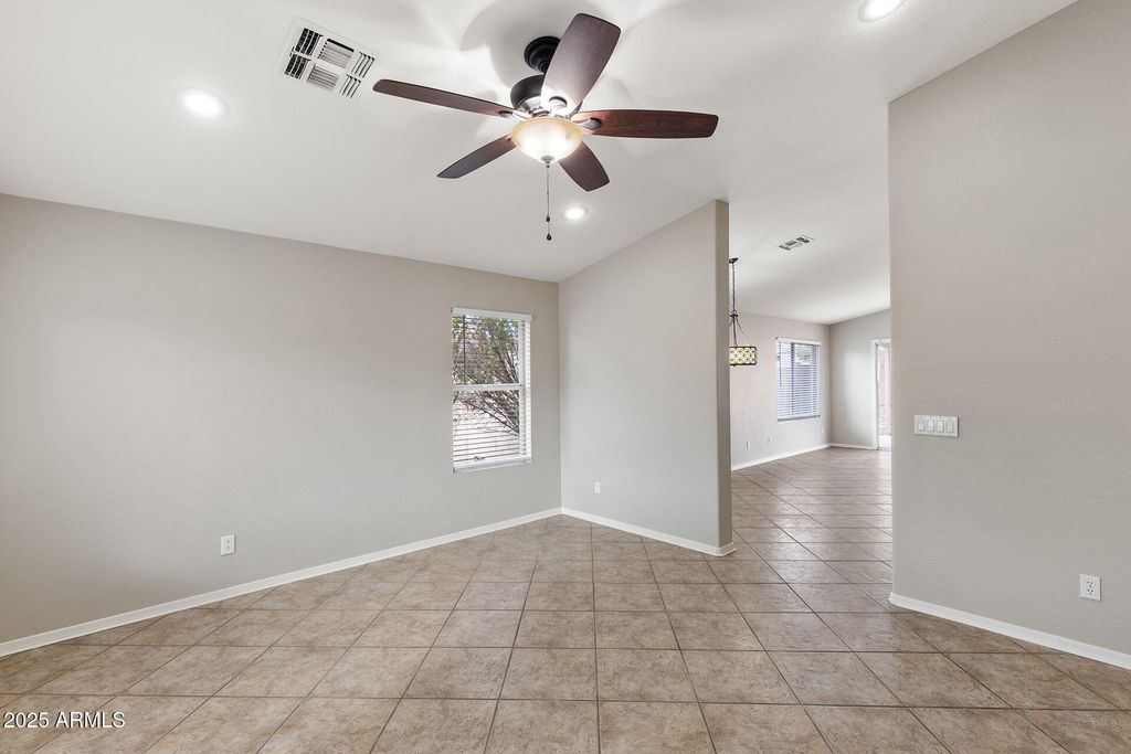 Image 9 of property listing at 8658 E CAPRI Avenue, Mesa, AZ 85208