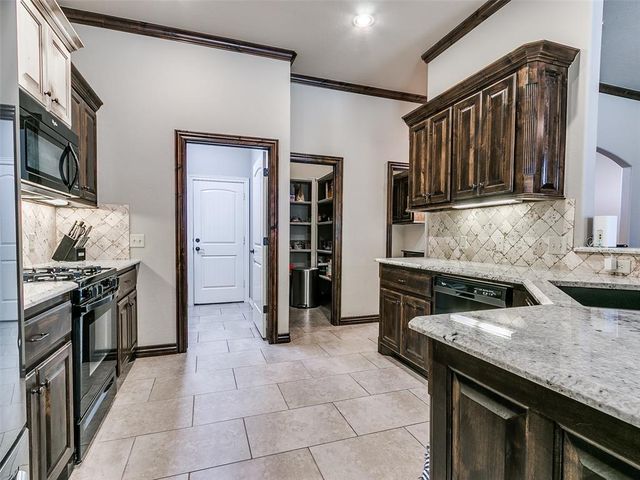 8909 Sue Anthony Lane, Yukon, OK 73099