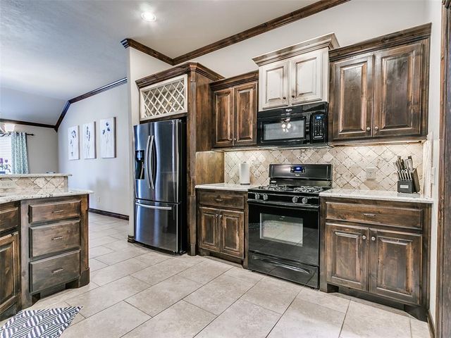8909 Sue Anthony Lane, Yukon, OK 73099