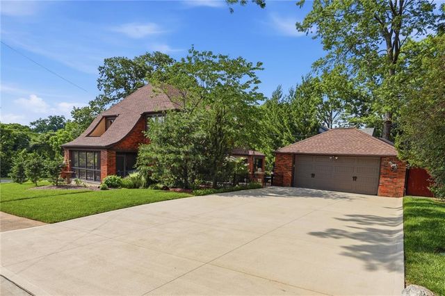 1141 Valentine Road, Kansas City, MO 64111