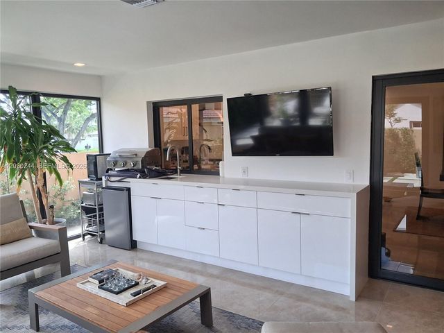 17531 NW 62nd Place N, Hialeah, FL 33015