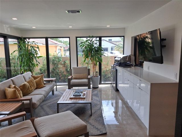 17531 NW 62nd Place N, Hialeah, FL 33015