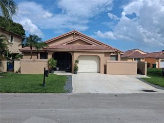 17531 NW 62nd Place N, Hialeah, FL 33015