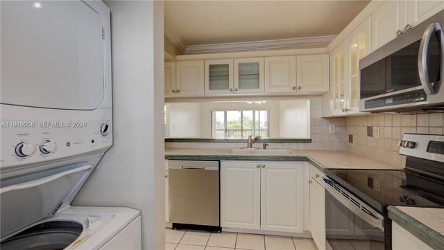 10155 NW 9th St Cir 4-401, Miami, FL 33172