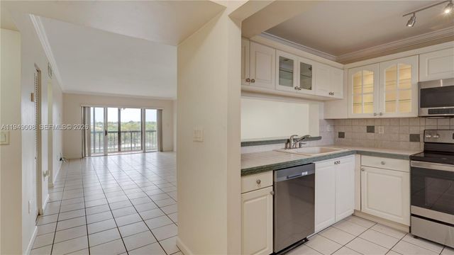 10155 NW 9th St Cir 4-401, Miami, FL 33172