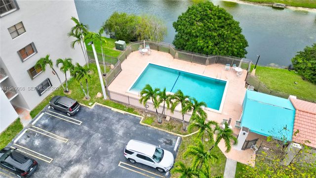 10155 NW 9th St Cir 4-401, Miami, FL 33172