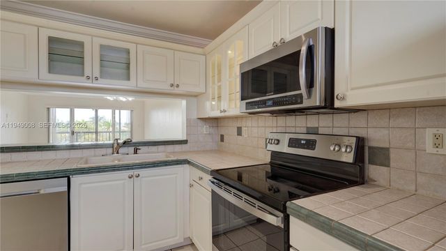 10155 NW 9th St Cir 4-401, Miami, FL 33172