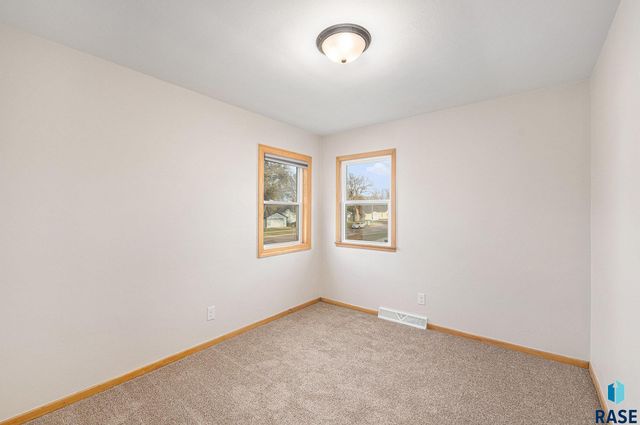 321 N Olive Ave Avenue, Madison, SD 57042