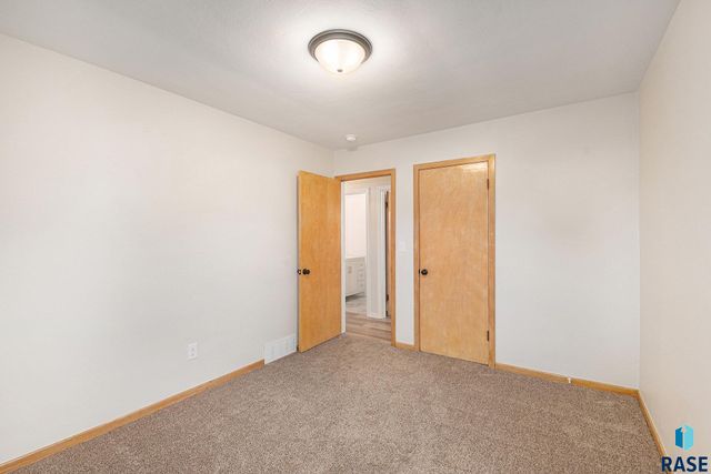 321 N Olive Ave Avenue, Madison, SD 57042