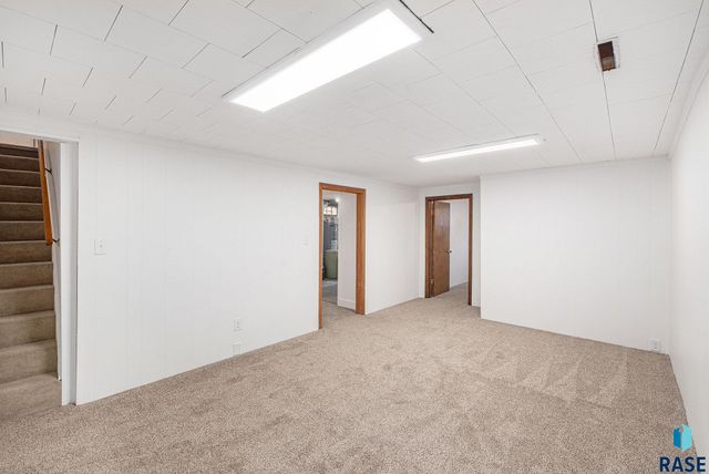 321 N Olive Ave Avenue, Madison, SD 57042