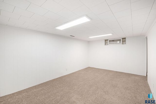 321 N Olive Ave Avenue, Madison, SD 57042