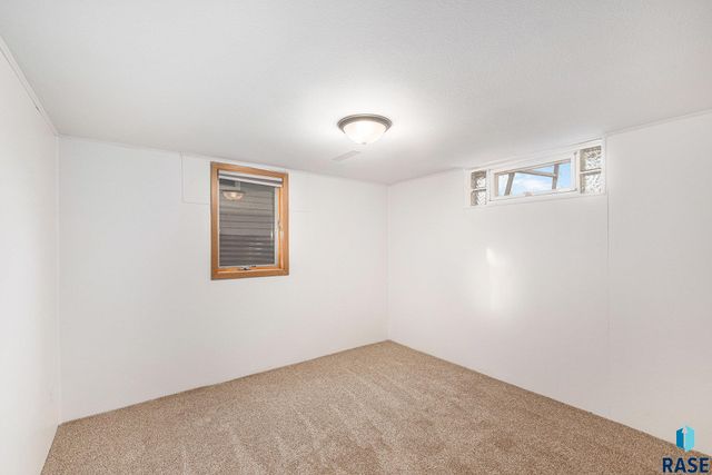 321 N Olive Ave Avenue, Madison, SD 57042