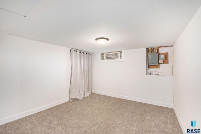 321 N Olive Ave Avenue, Madison, SD 57042