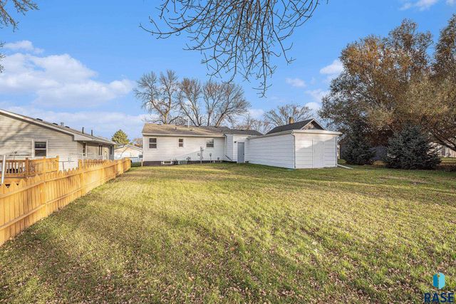 321 N Olive Ave Avenue, Madison, SD 57042