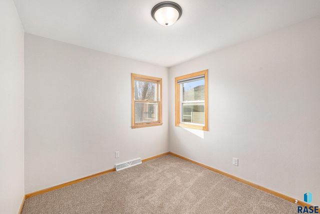 321 N Olive Ave Avenue, Madison, SD 57042