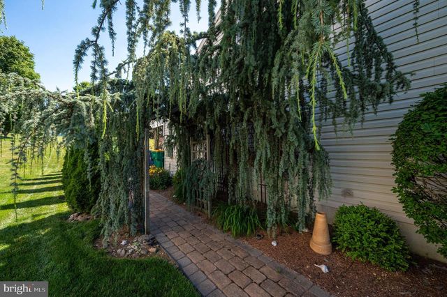 431 E AUGUSTA DR, Sinking Spring, PA 19608