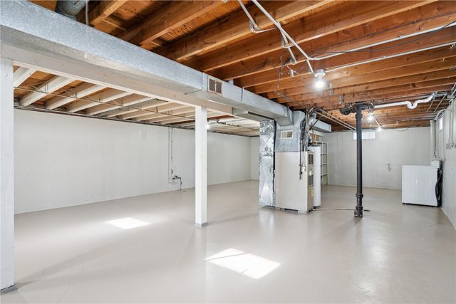 211 Edgewood Road NW, Cedar Rapids, IA 52405