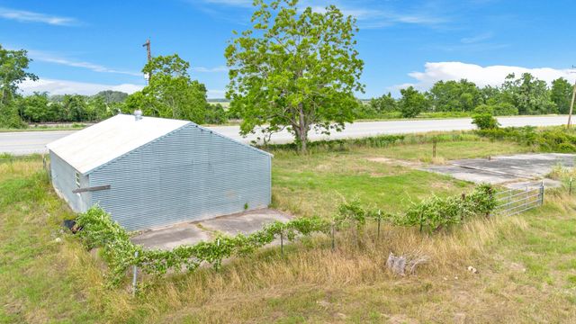 4882 E Us Highway 90a, Alleyton, TX 78935