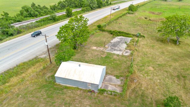 4882 E Us Highway 90a, Alleyton, TX 78935