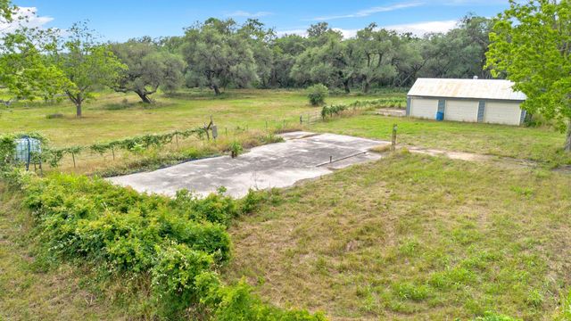 4882 E Us Highway 90a, Alleyton, TX 78935