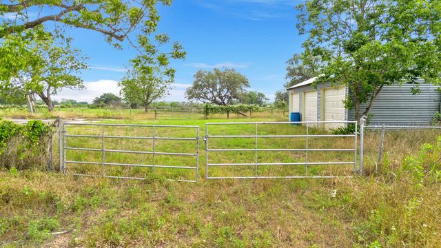 4882 E Us Highway 90a, Alleyton, TX 78935
