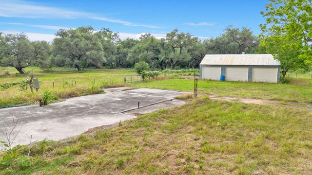 4882 E Us Highway 90a, Alleyton, TX 78935