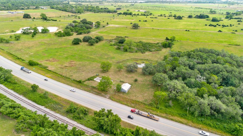 4882 E Us Highway 90a, Alleyton, TX 78935