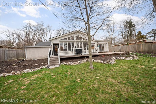 2454 N Middlebelt Road N, West Bloomfield Charter Township, MI 48324